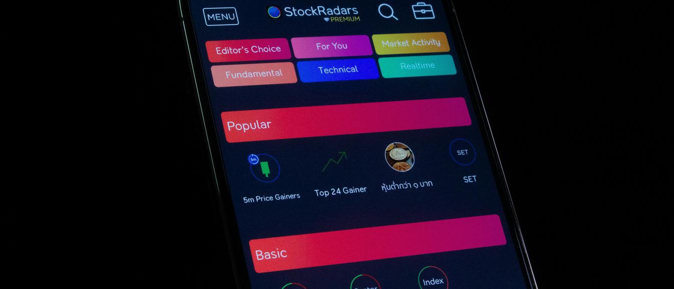 Market chart and macro headlines for XAUUSD