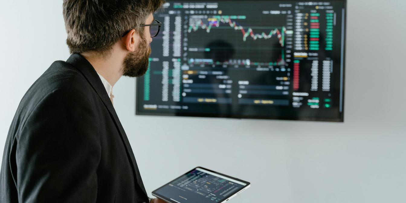Market chart and macro headlines for XAUUSD this week