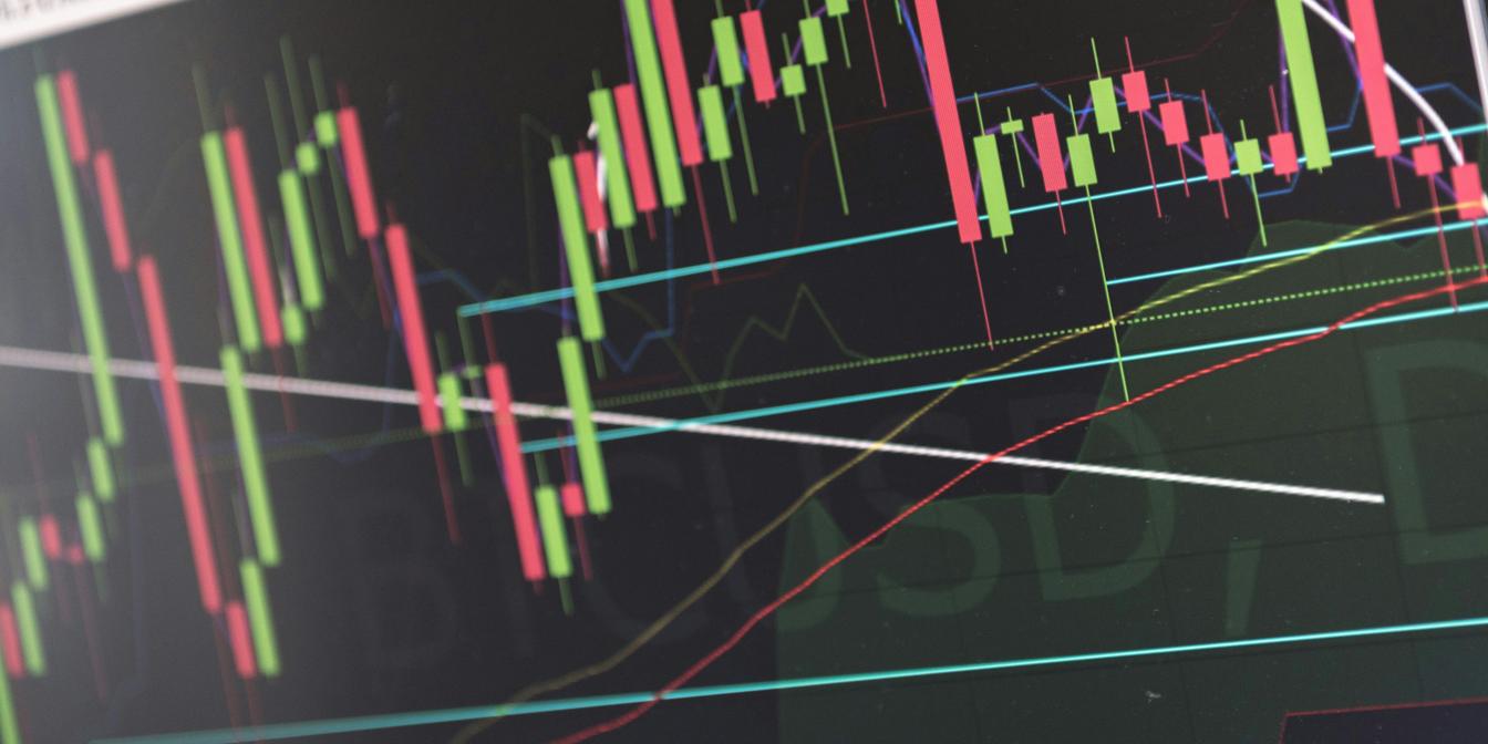 Gold rises on US–Iran tensions; oil slips