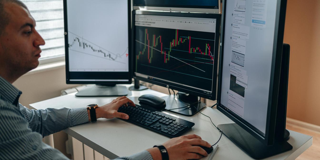 Market chart and macro headlines for XAUUSD this week