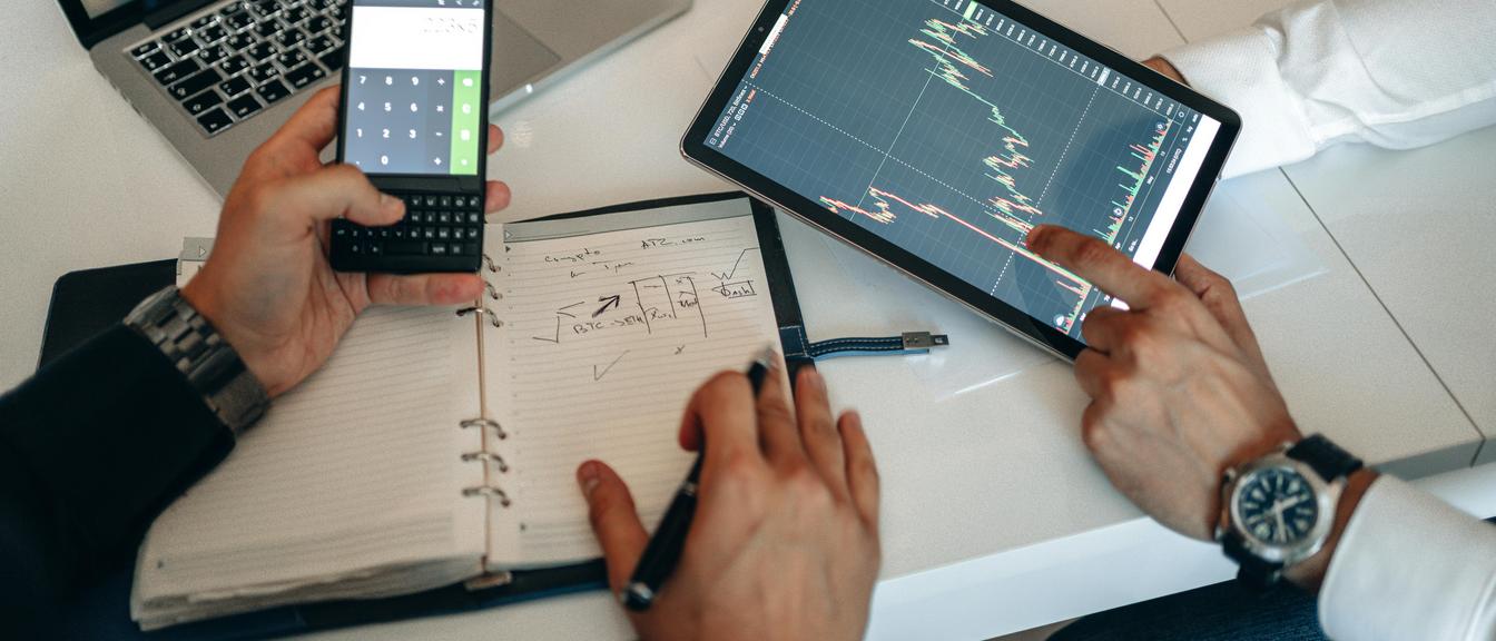 Market chart and macro headlines for XAUUSD this week