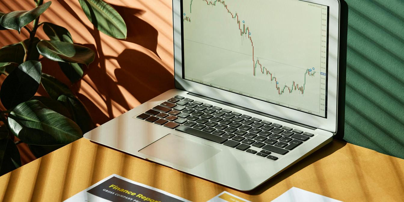 Market chart and macro headlines for EURUSD this week